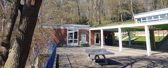 Bild der Schule im Herbst